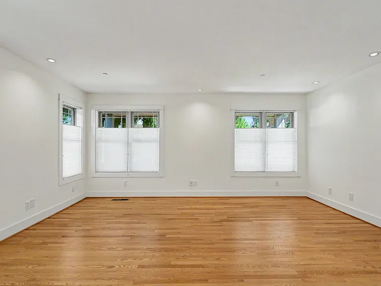 2060 John St S — Photo 10