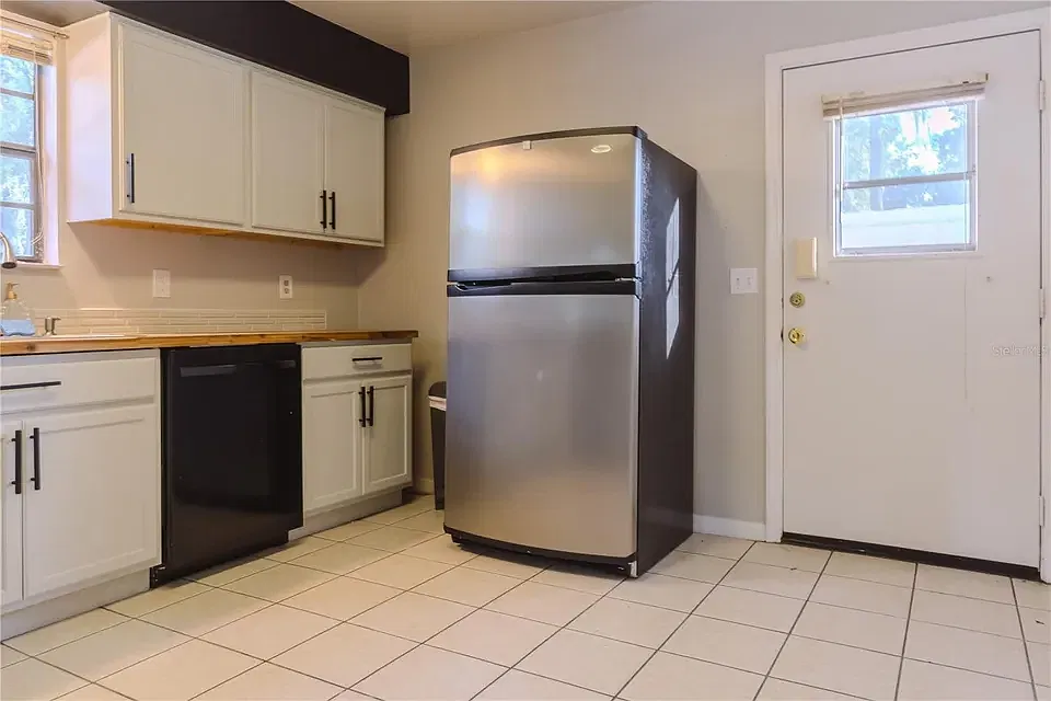 2 bed, 1000 sqft, $2,295 — Photo 3