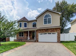 43 Southwood Cir, Syosset, NY 11791