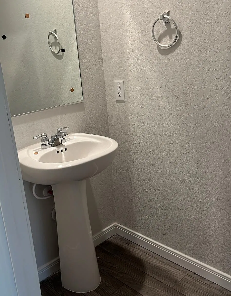 5 bed, 2408 sqft, $2,100 — Photo 3