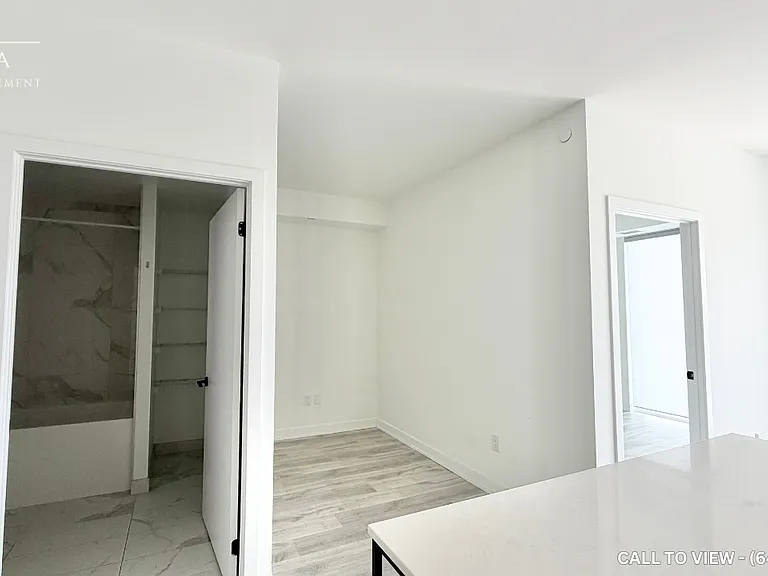 215 Lakeshore Rd W #528 — Photo 3