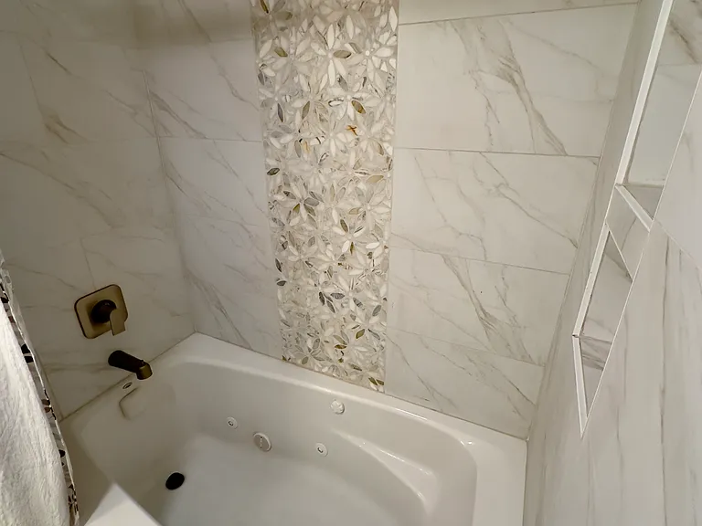 Jetted tub!