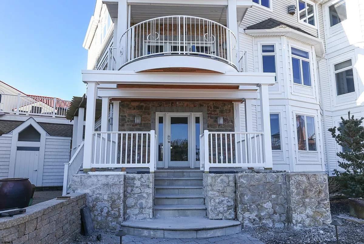 Building Photo - 402 20th St S
