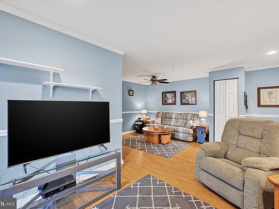 4th image of 302 Blue Water Ct Unit 104