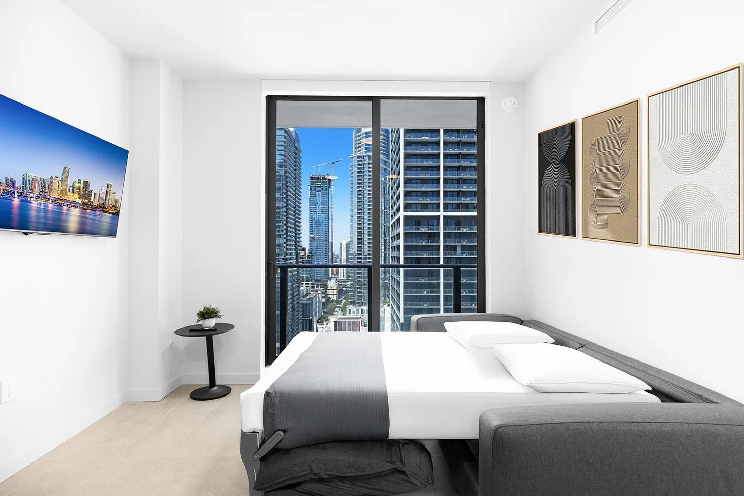 1 bed, 2.0 bath, 592 sqft, $6,396 — Photo 2