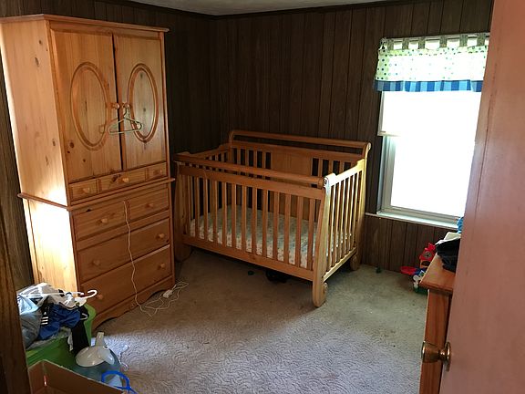 Bedroom w/2 closets