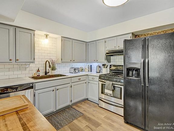 4th image of 9305 Corinne St