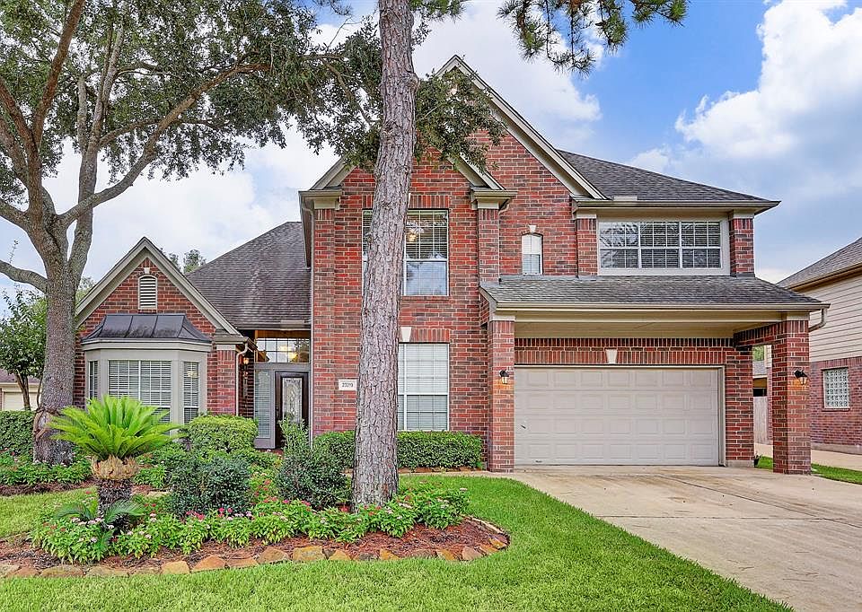 Location, Location, Location!!!! This home is just a few short blocks away from area Elementary school, shopping, restaurants, entrance to 1-10, Westpark toll, and Park and Ride.