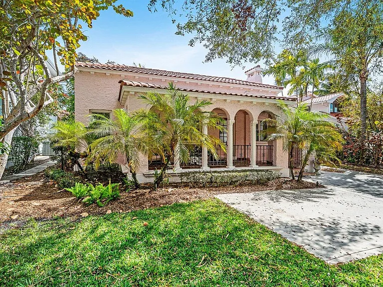217 SE Coconut Ave — Photo 6