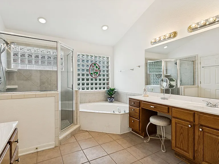 10 Oakwell Farms Pkwy — Photo 19