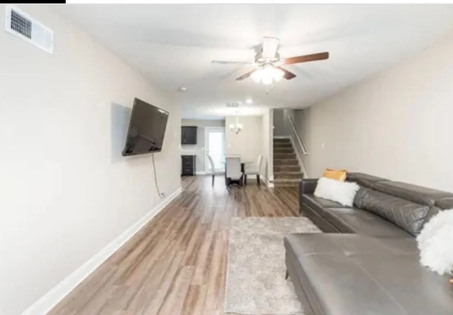 3 Bedroom Pet Friendly Home For Rent - Fenced Back Yard! — Photo 2