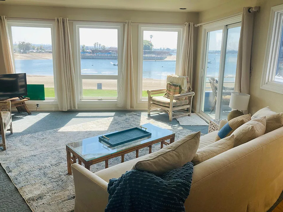 3664 Bayside Walk