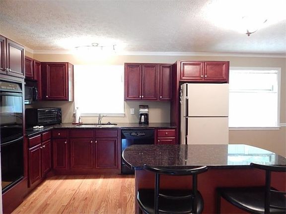 5th image of 920 Lake Ct SE