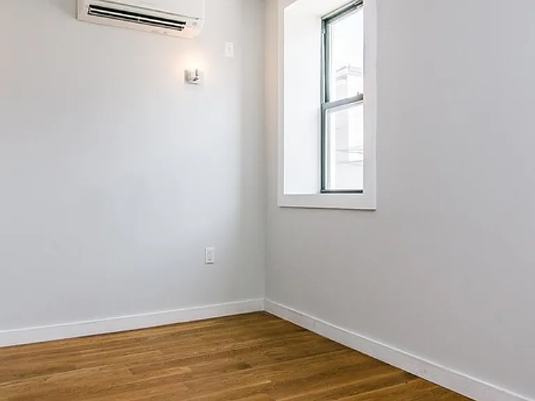 100 Dupont St #1H — Photo 2