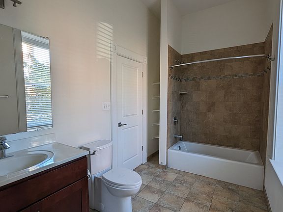 middle bedroom en suite bath