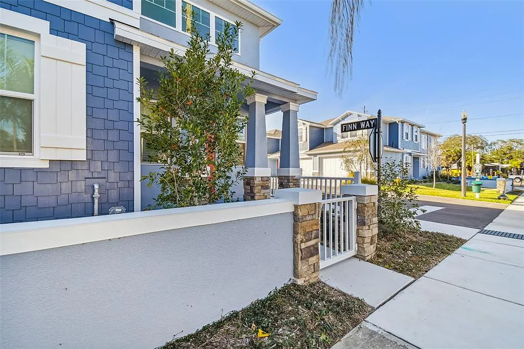 3 bed, 2.5 bath, 2150 sqft, $4,400 — Photo 2