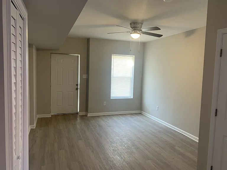 1104 Oak St #4 — Photo 3