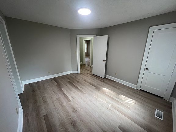 5th image of 1107 W Davidson Ave
