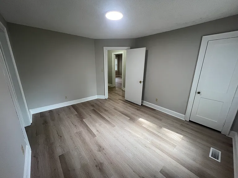 1107 W Davidson Ave — Photo 5