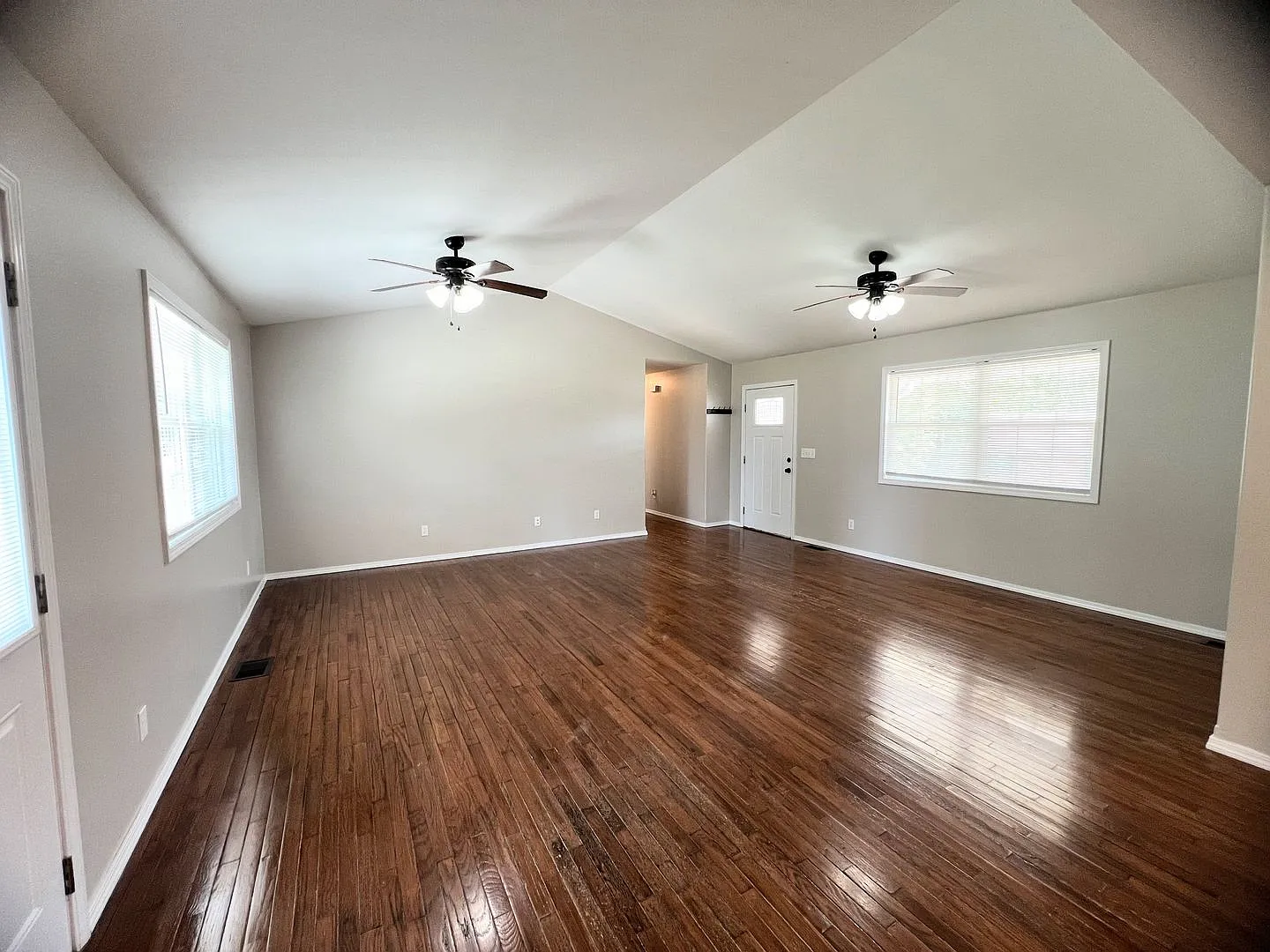 Fenced home close to FLW! — Photo 3
