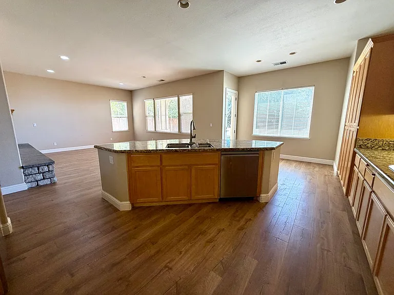 3035 Hastings Way — Photo 7