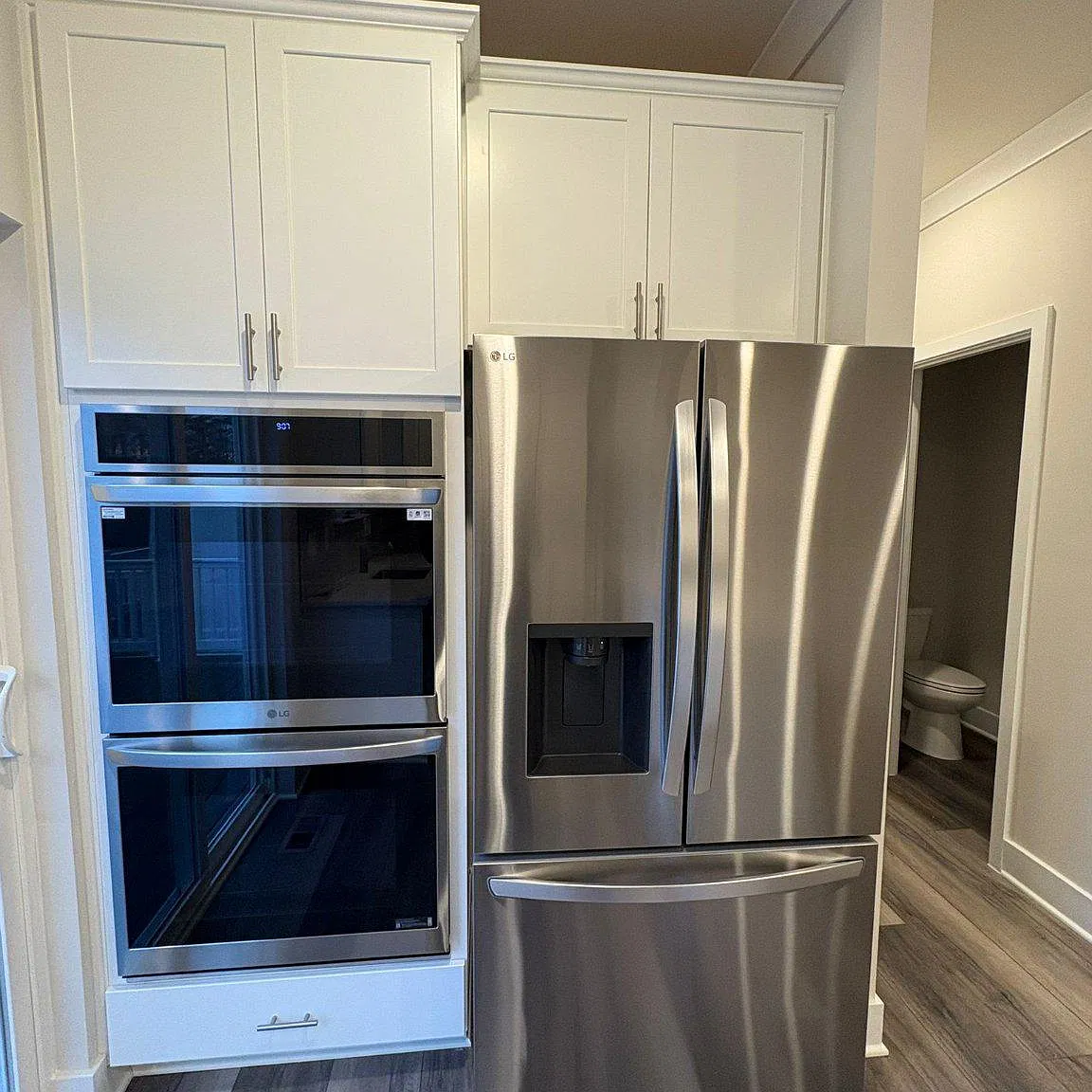3 bed, 3.5 bath, 2700 sqft, $3,670 — Photo 3