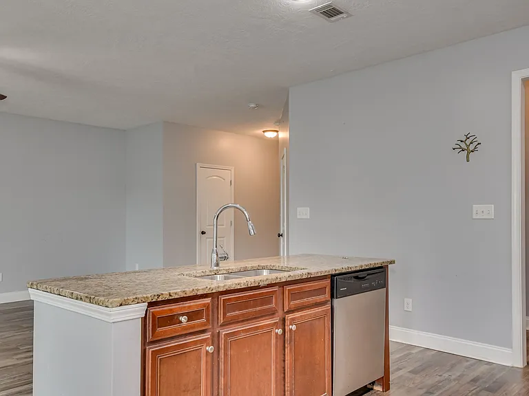 805 Erika Ln — Photo 6
