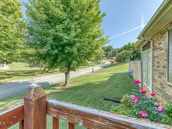 3rd image of 1523 Sun Valley Rd
