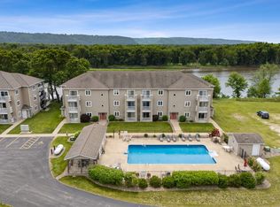 605 Sandy Point Rd, Harpers Ferry, IA 52146