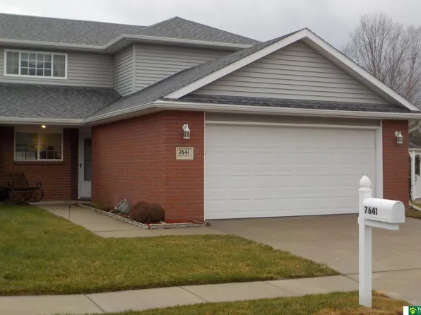 7641 Maple Village Dr, Lincoln, NE 68510