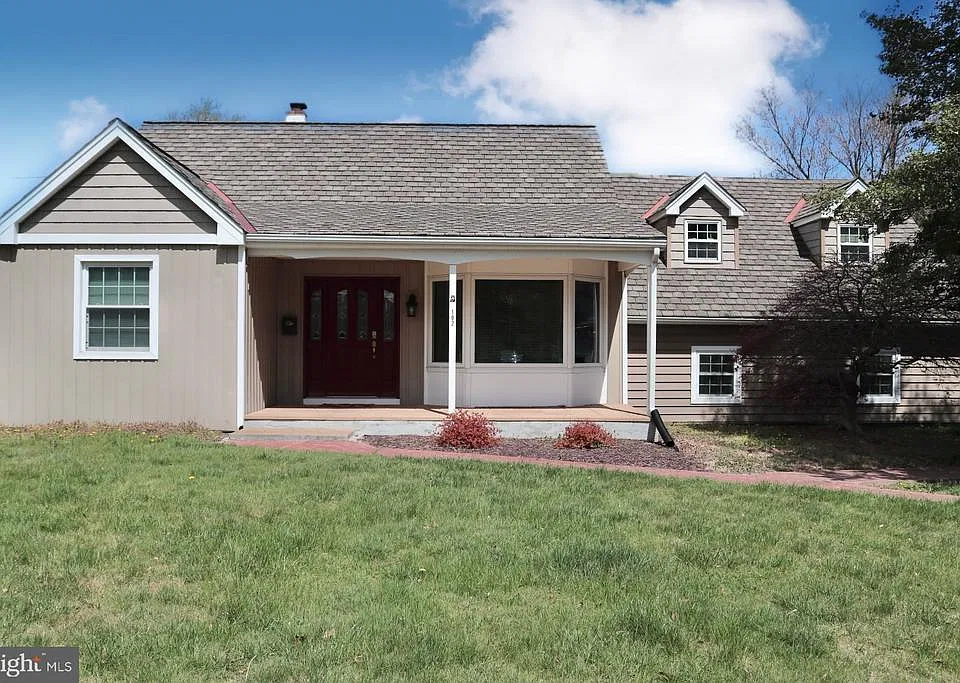 102 E Main St