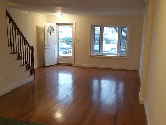 Living Room w/ Crown Molding