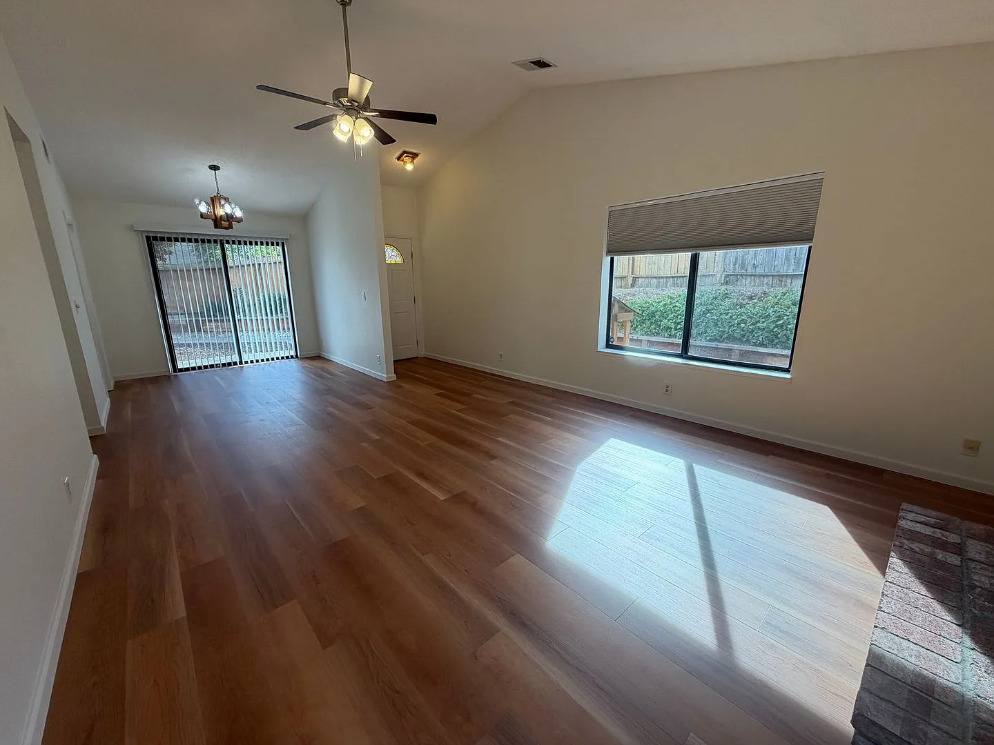 Single Story 2 Bed 2 Bath in the Solar Village Neighborhood! — Photo 4