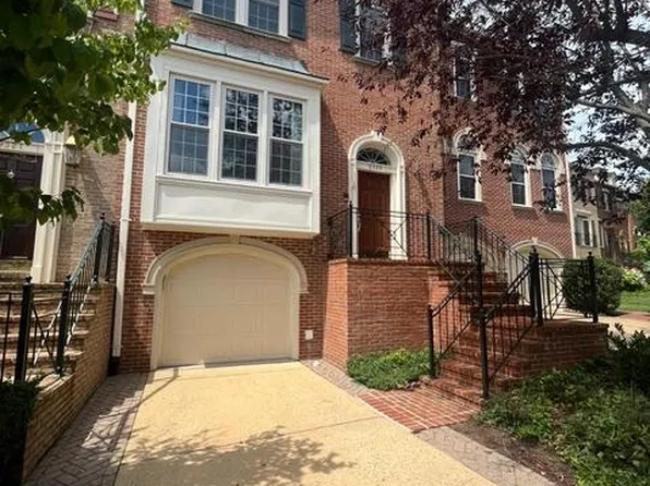 6323 Barcroft Mews Dr, Falls Church, VA 22041