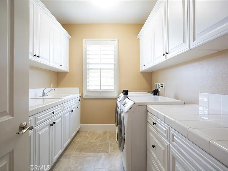 4731 Oceanridge Dr — Photo 18