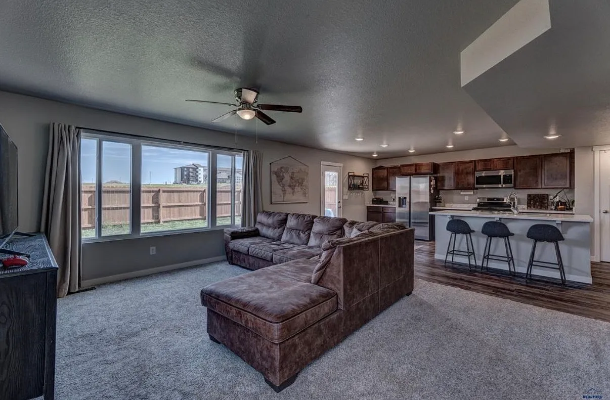 4 bed, 1894 sqft, $2,800 — Photo 3