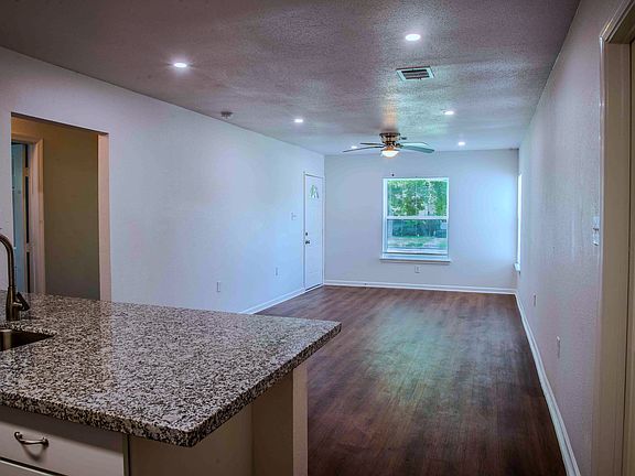 5th image of 502 Live Oak St