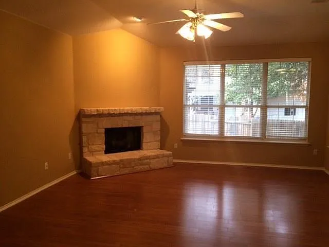 3 bed, 2.0 bath, 2300 sqft, $2,395 — Photo 4