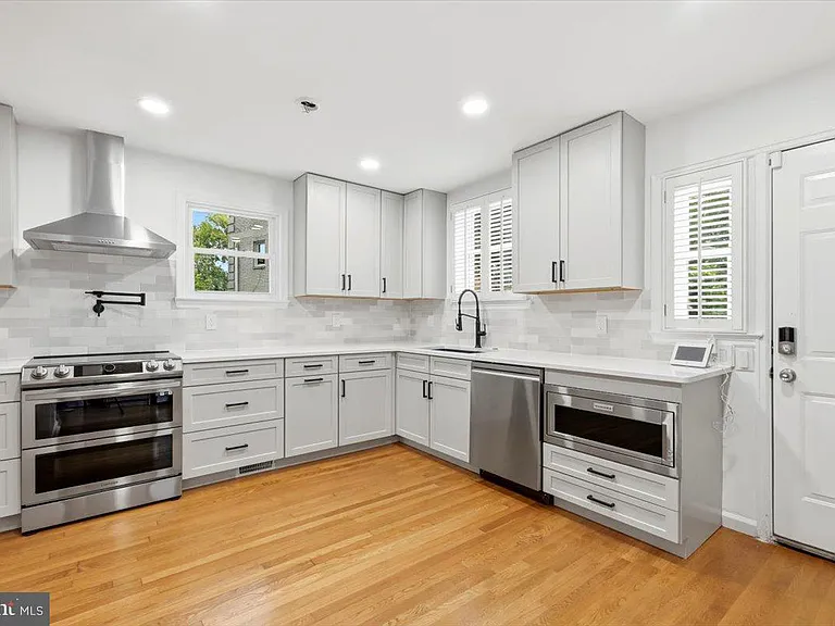 1008 Bashford Ln — Photo 13