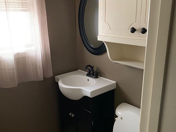 5th image of 401 Taylor Ln