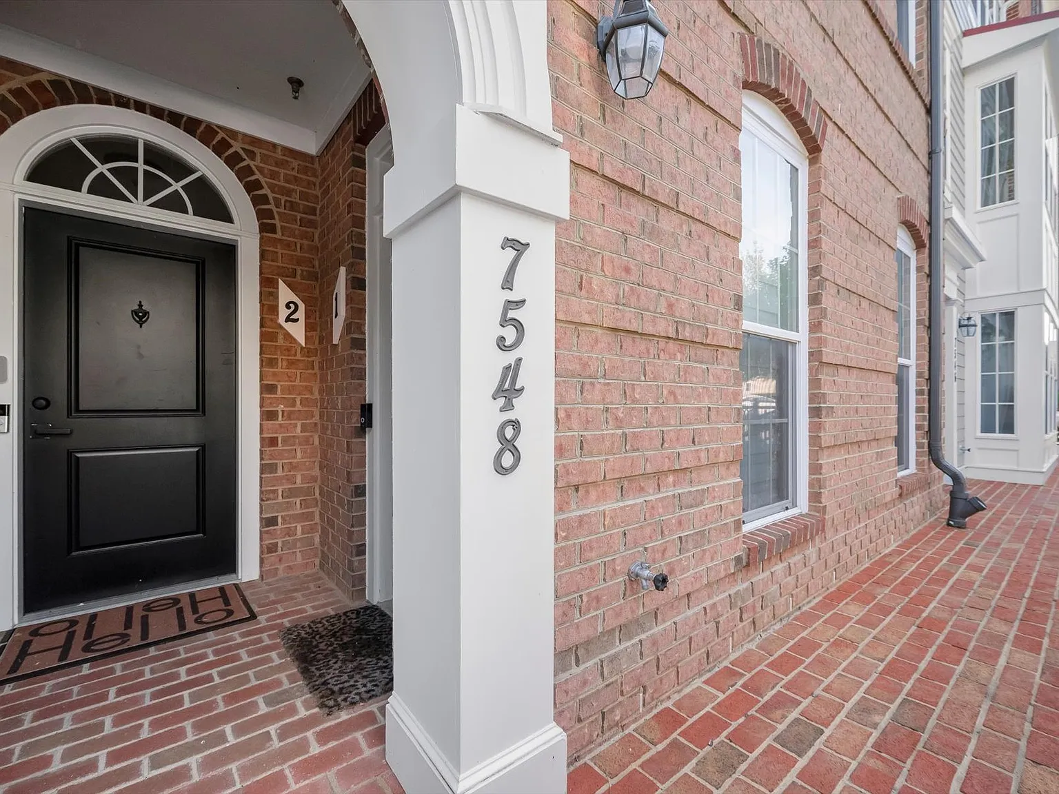 3 bed, 2600 sqft, $4,000 — Photo 2