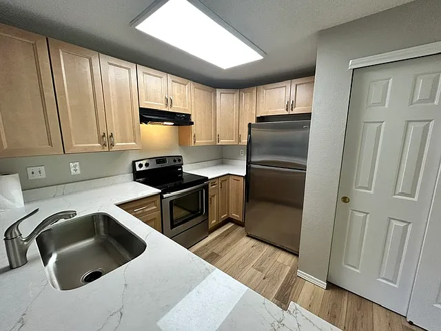 2 bed, 840 sqft, $2,100 — Photo 2