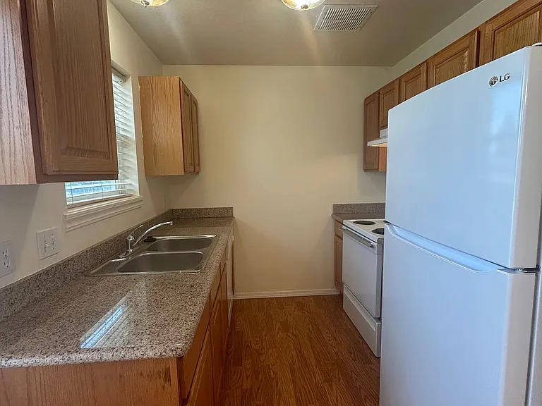 465 Taft — Photo 11