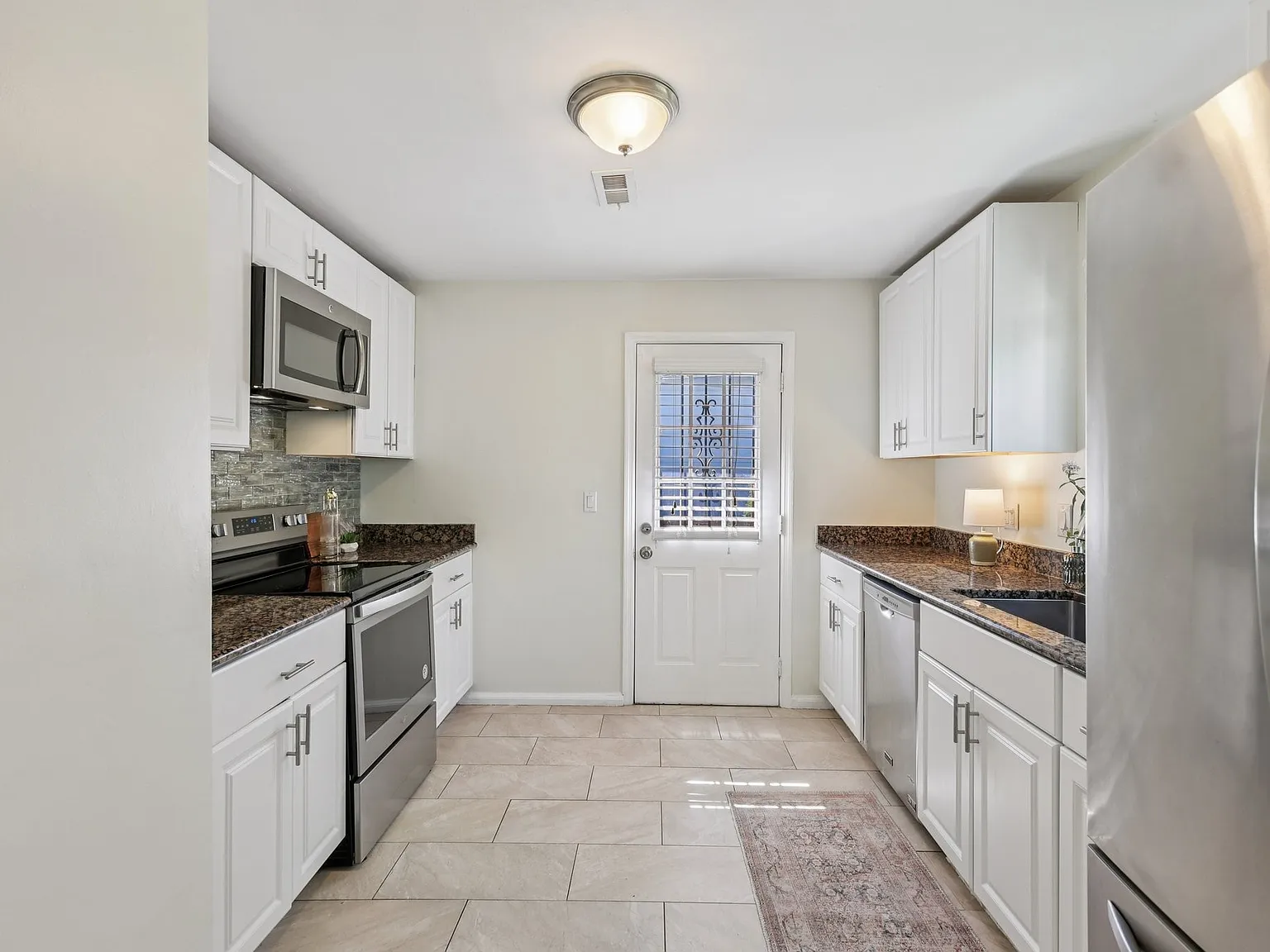 3 bed, 1000 sqft, $2,500 — Photo 2