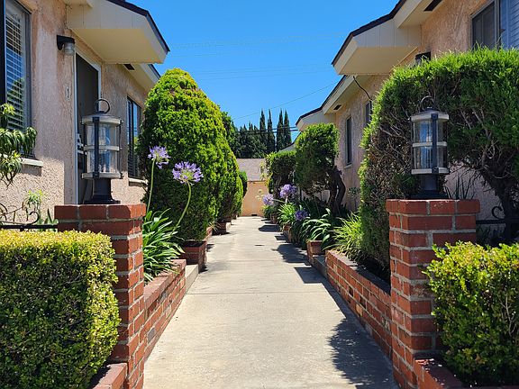 Walk way down the apartment building