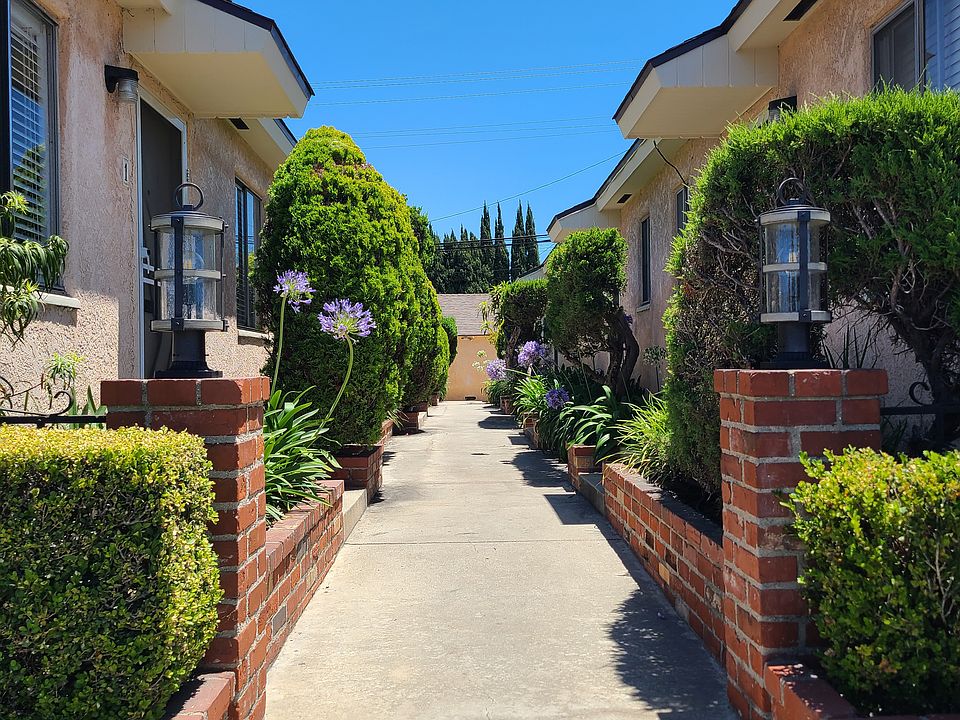 Walk way down the apartment building