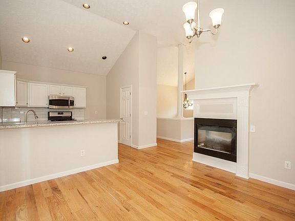5th image of 7044 Surrey Dr
