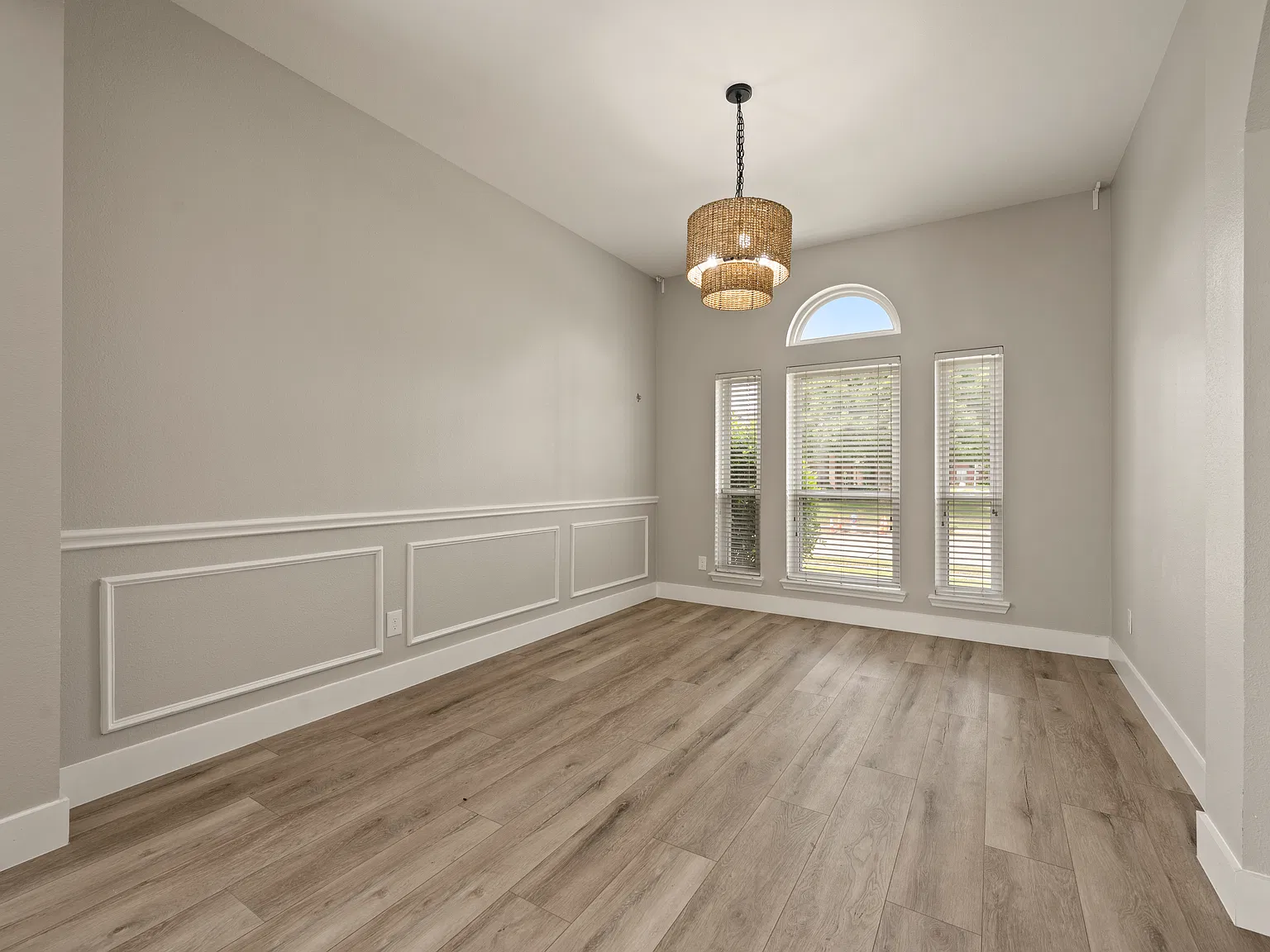 5608 Manchester Dr — Photo 3