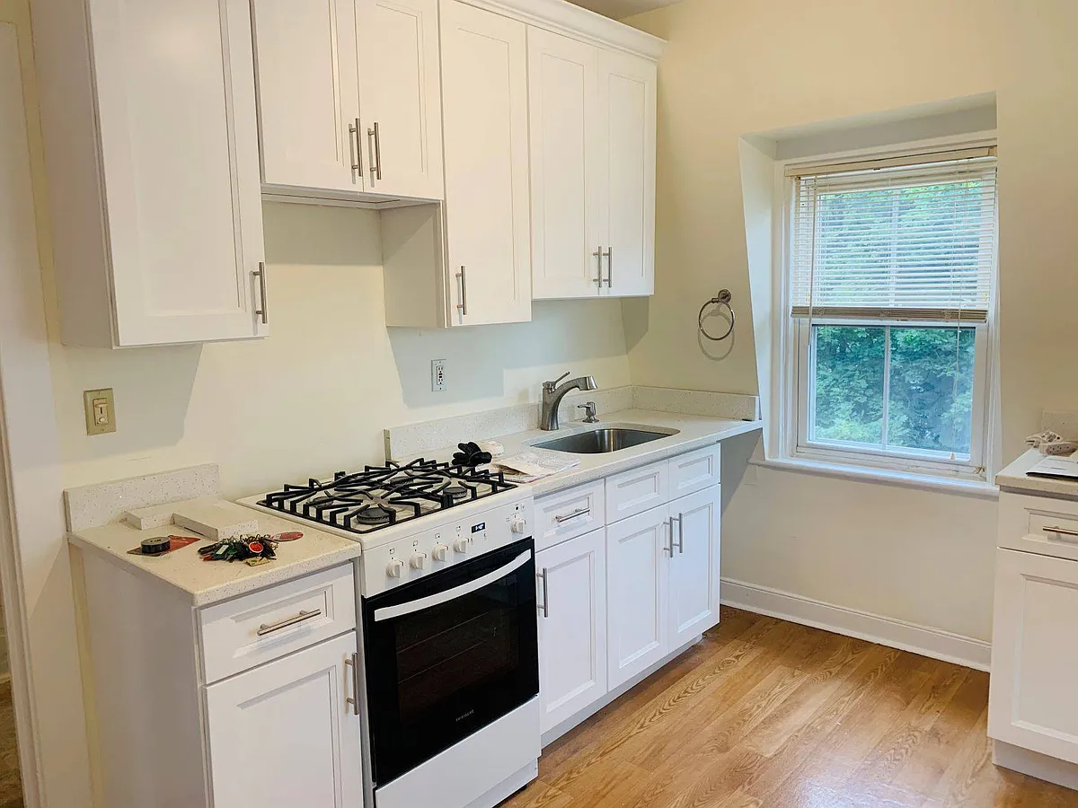Building Photo - 145 Carpenter Ave #5