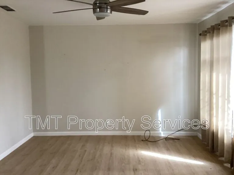 137 W 3rd St — Photo 2